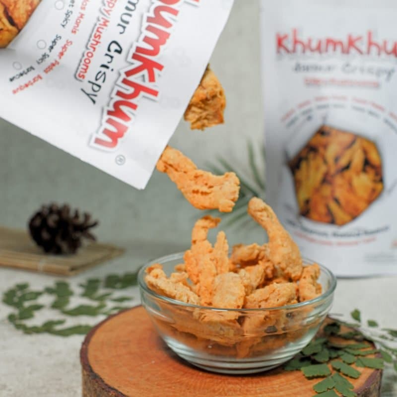 Produk KhumKhum Jamur Crispy yang sedang dituang